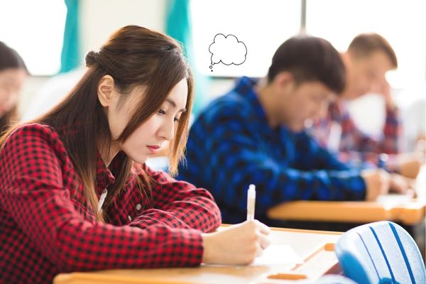 勉強する女性