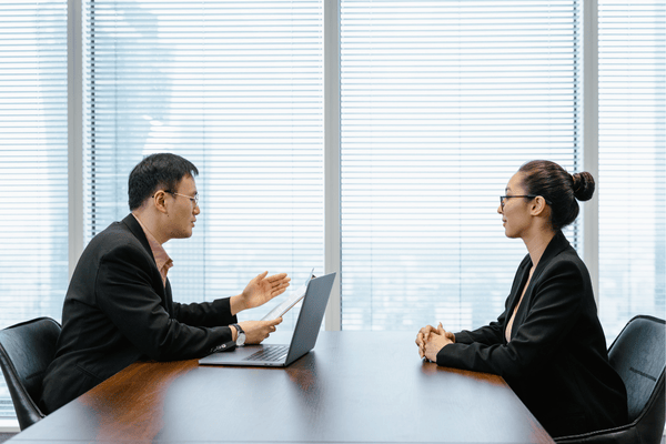 話し合う男女