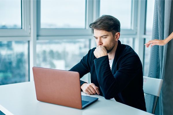 指示を待つ男性
