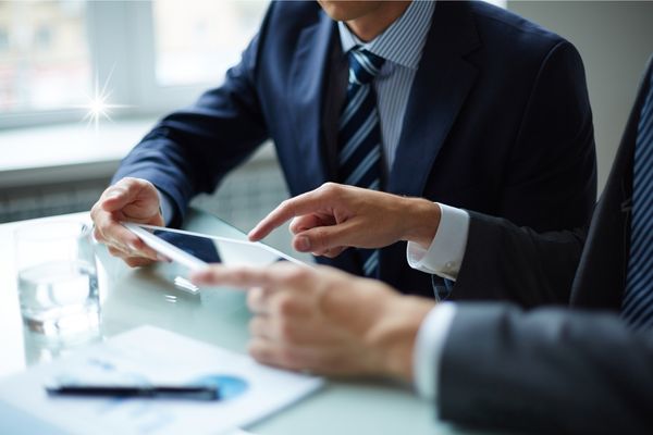 報告する男性会社員