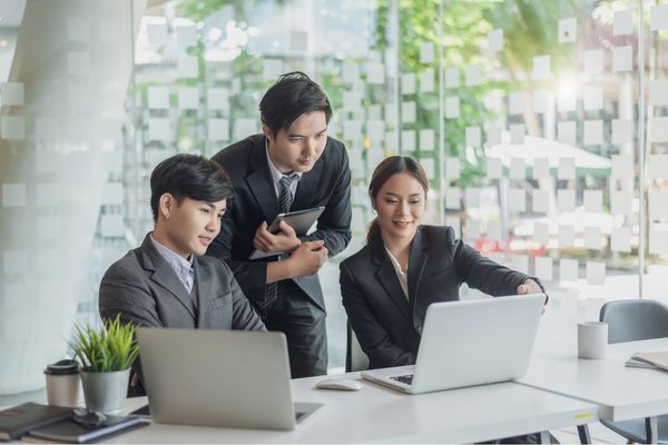 職場で話し合う社員