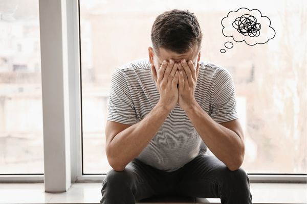 落ち込む男性