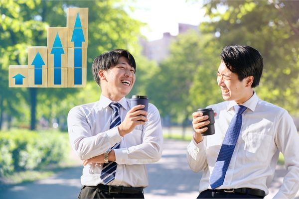 業績アップを喜ぶビジネスマン