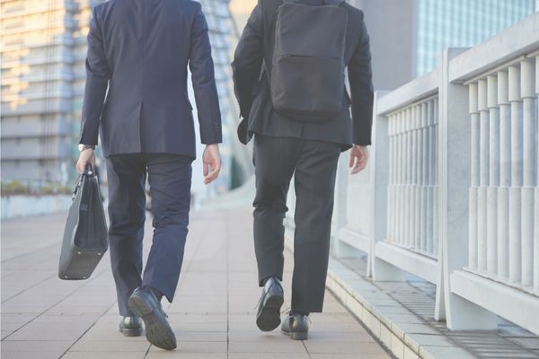 並んで歩くサラリーマン