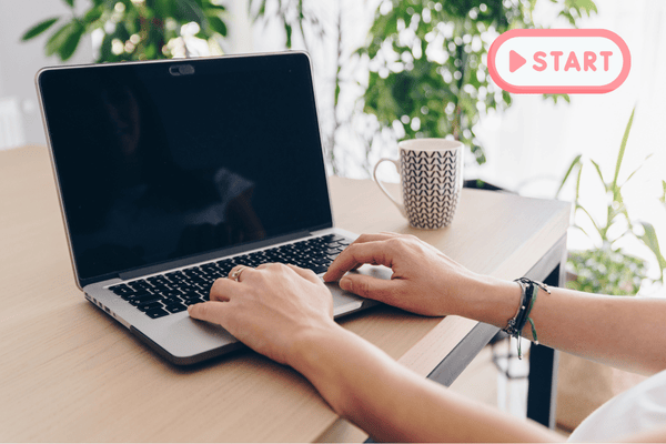 パソコンに向かう人