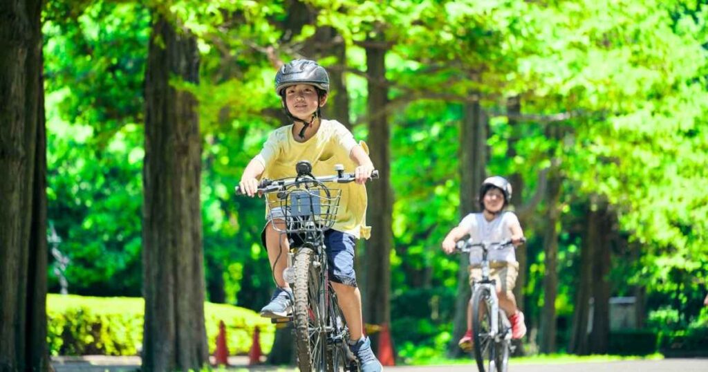 自転車に乗る子供