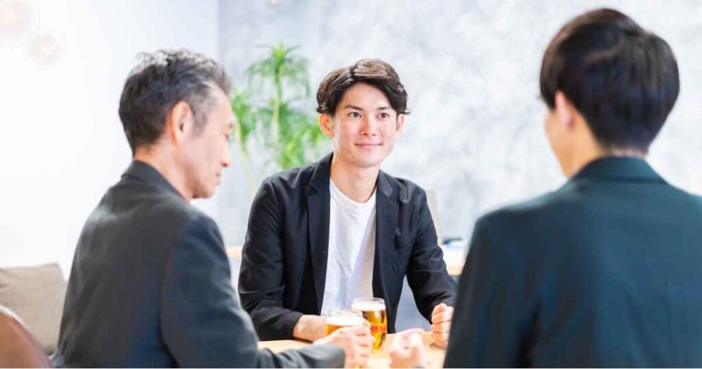 話し合う会社員