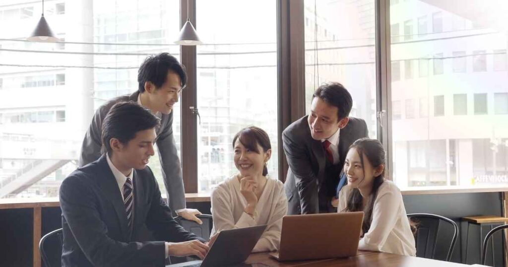 意見を言い合う男女